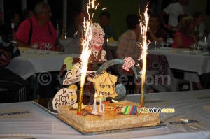 The cake for Daniel Mangeas celebrating 40 years on the Tour (2) (474x)