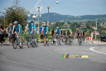 The peloton crosses La Grand Croix (436x)