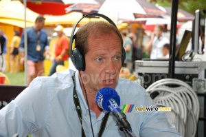 Christian Prudhomme being interviewed by France Bleu (566x)