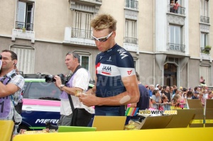 Roger Kluge (IAM) at the Powerbar stand (379x)