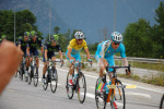 Vincenzo Nibali protected by his Astana team (525x)