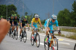 Vincenzo Nibali protege par son equipe Astana (380x)
