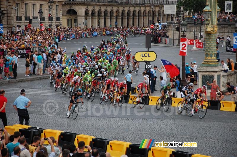 Het peloton begint aan het voorlaatste rondje op de Champs Elysees