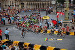 The peloton starts the forelast lap on the Champs Elysees (509x)