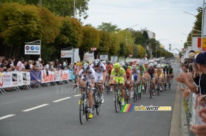 The peloton at the first crossing of the finish line (391x)