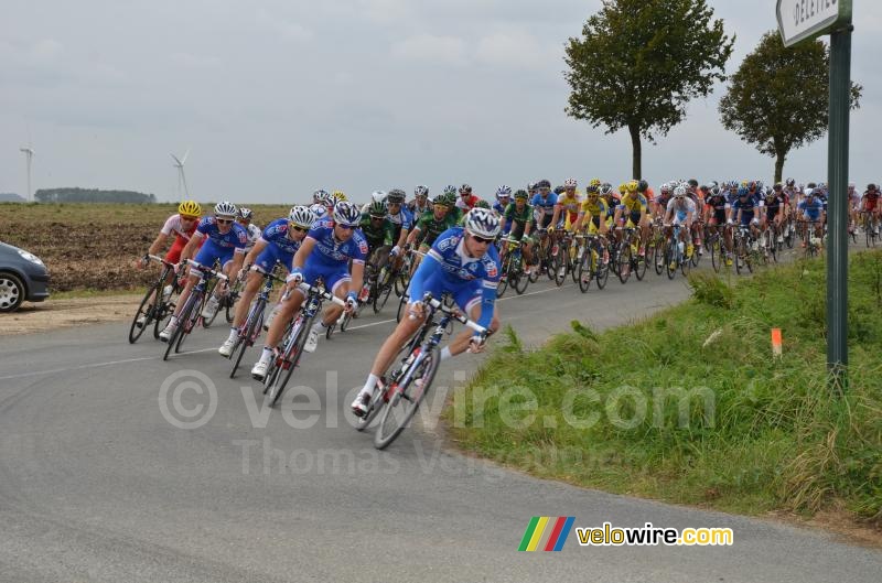 The peloton close to Erny-Saint-Julien