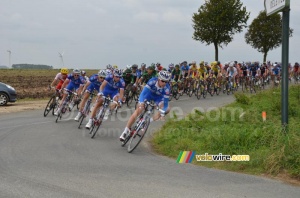 The peloton close to Erny-Saint-Julien (425x)