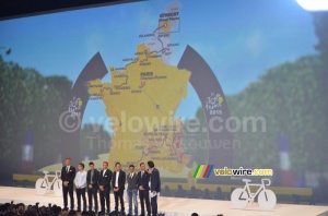 The riders in front of the map of the Tour de France 2015 (559x)