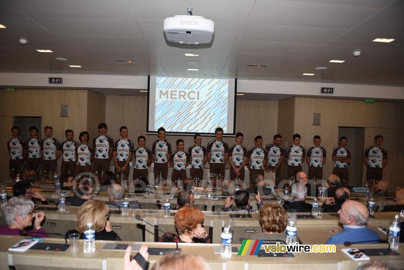 De renners van de AG2R La Mondiale ploeg bij de presentatie