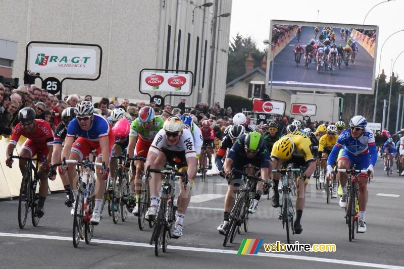 Andr Greipel (Lotto-Soudal) wint de etappe in Saint-Amand-Montrond