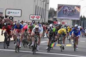 André Greipel (Lotto-Soudal) remporte l'étape à Saint-Amand-Montrond (429x)