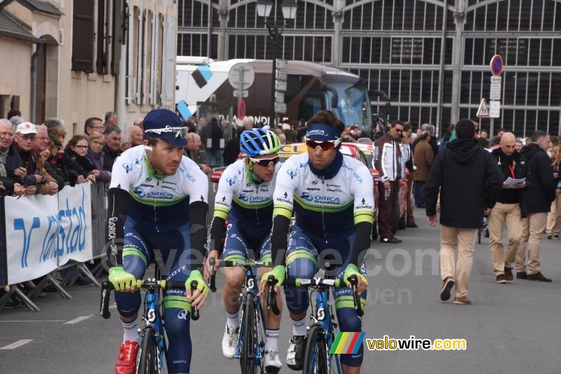 The Orica-GreenEDGE team goes off to sign-in