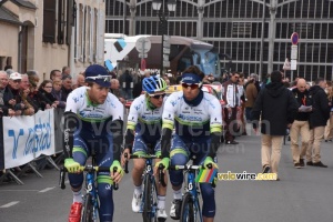 The Orica-GreenEDGE team goes off to sign-in (365x)