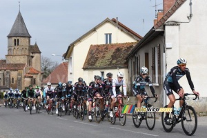The peloton in Chappes (320x)
