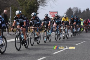 The peloton still led by Etixx-QuickStep on top of the Col de la Bosse (330x)