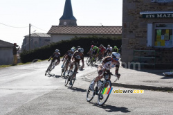 De AG2R La Mondiale ploeg aan kop van het peloton