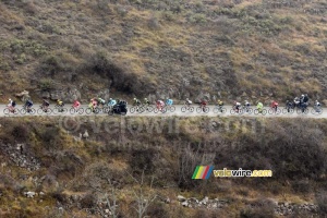 Le groupe de tête (23 coureurs) dans le Col de Vence (422x)