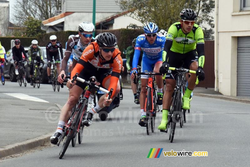 The 19 riders strong breakaway got away before the Côte du Cimétière