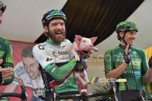 Dan Craven (Europcar) got the piglet he was dreaming of! (1282x)