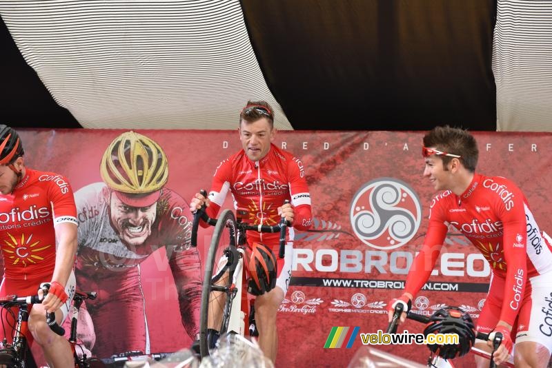 Steve Chainel (Cofidis) shows off his skills at the team presentation