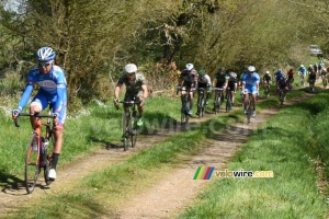The chasing group on the ribin in Ploudaniel (351x)