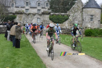 Le peloton au chteau de Kerouartz (670x)