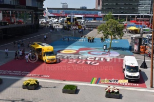 The painting on the ground between the train station and the Jaarbeurs (500x)