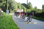 Het peloton in Bomy (434x)