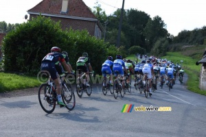 The peloton goes off in Bomy (226x)