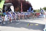 The peloton back in Isbergues for the final (314x)