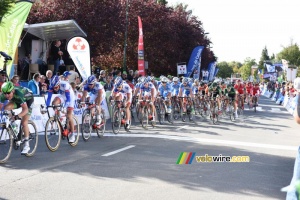 The peloton back in Isbergues for the final (312x)