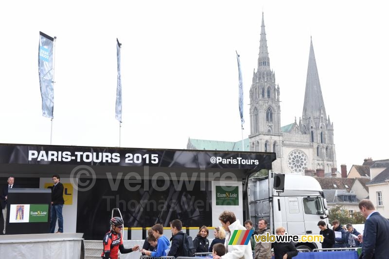 De podiumwagen van Parijs-Tours voor de kathedraal van Chartres