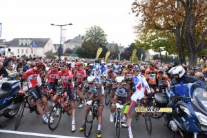 The peloton ready for the start (319x)