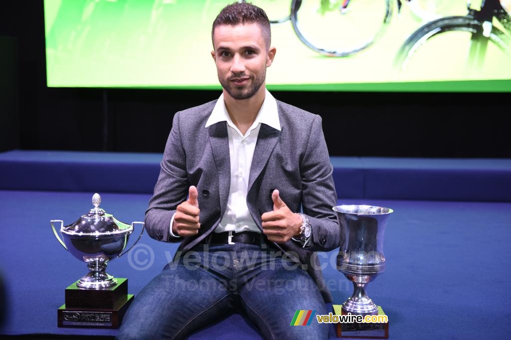Nacer Bouhanni (Cofidis) met zijn twee trofeeën van de Coupe de France PMU 2015: beste jongere en winnaar van het algemeen klassement!