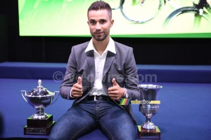 Nacer Bouhanni (Cofidis) avec ses deux coupes de la Coupe de France PMU 2015 : meilleur jeune et vainqueur final ! (423x)