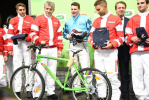 Marc Madiot remet un vlo  son driver Emmanuel Devenne (1221x)
