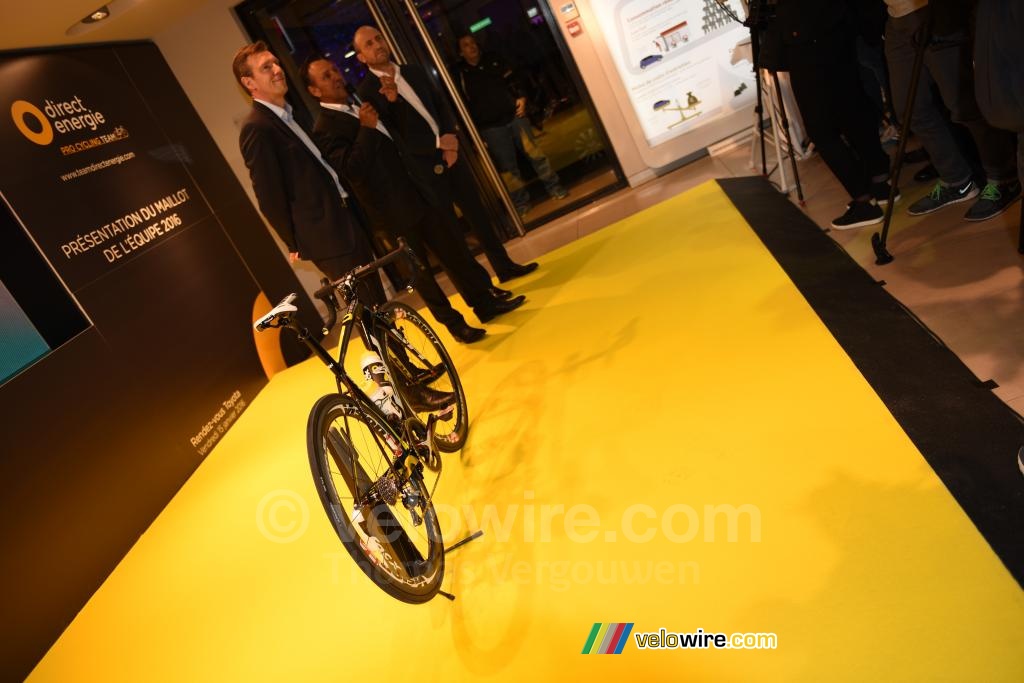 De fiets van de Direct Energie ploeg, de directeur van Toyota France, Jean-Ren Bernaudeau en Xavier Catucoli, Directeur van Direct Energie