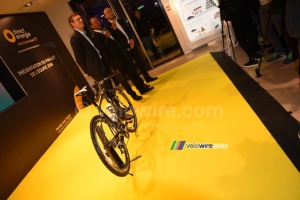 Le vélo de l'équipe Direct Energie, le directeur de Toyota France, Jean-René Bernaudeau et Xavier Caïtucoli, PDG de Direct Energie (863x)