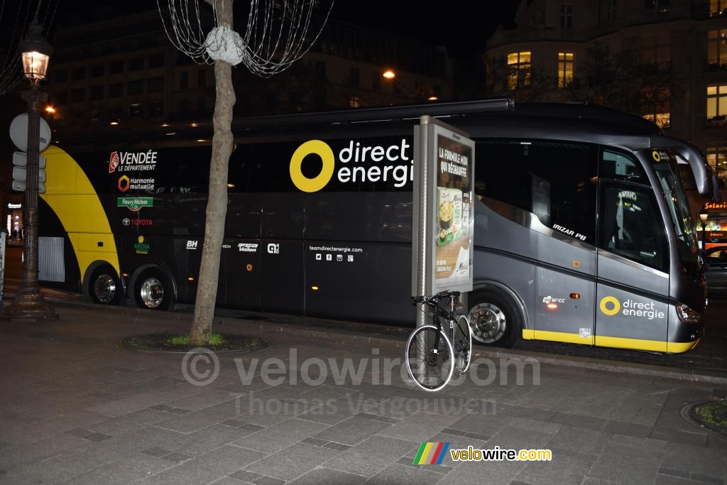 Le bus de la Team Direct Energie était déjà sur les Champs-Elysées !