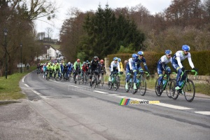 The peloton led by the Orica-GreenEDGE team (414x)