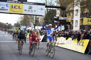 Arnaud Démare wins the stage ahead of Ben Swift & Nacer Bouhanni (652x)