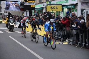 The leading trio at the first crossing of the finish line (349x)