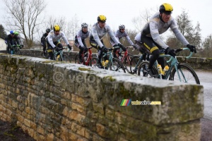 The Lotto NL Jumbo stayed together in the peloton (444x)