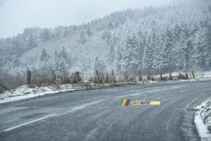 The weather conditions rapidly got worse on the roads of Paris-Nice (679x)