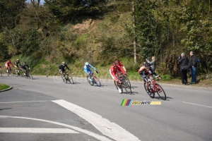 The breakaway with 17 riders (398x)
