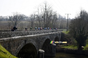 The breakaway with 17 riders on the bridge over the Sèvre river (418x)