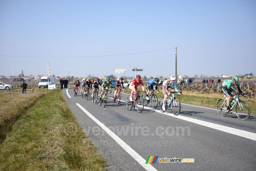 The breakaway with 17 riders in the wineyards