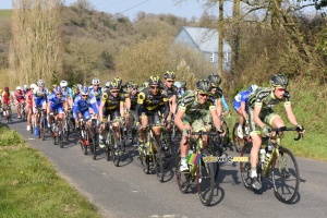 The first peloton back together in the Côte de Roussay led by Armée de Terre/Direct Energie (916x)