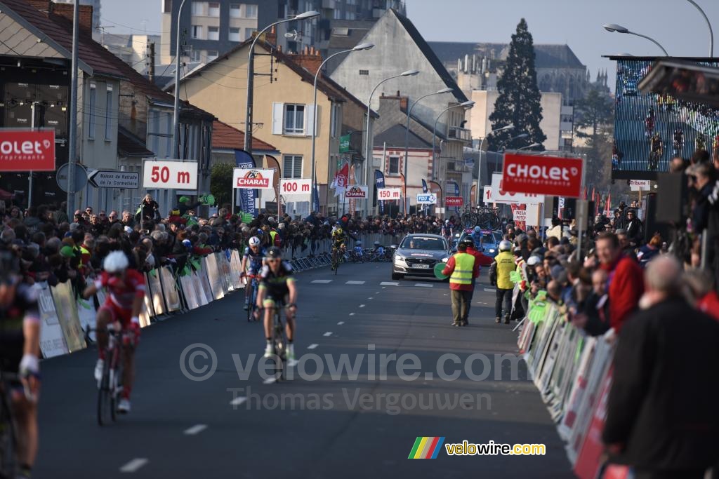 At 150 meters from the finish you can see the riders who crashed on the ground