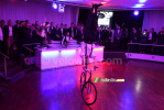 Les acrobaties  vlo continuent  l'envers (2294x)